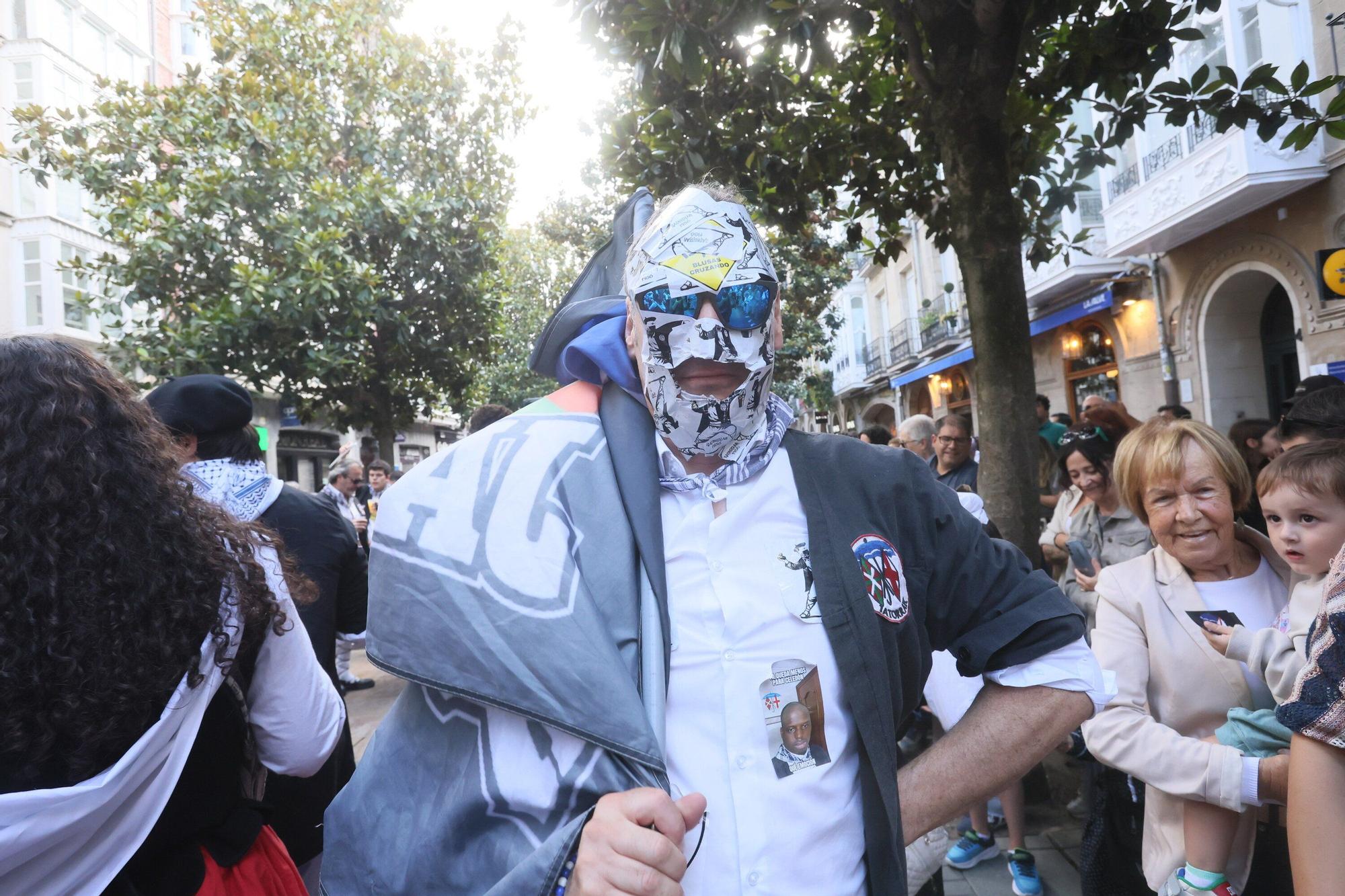 En imágenes: Blusas y neskas desfilan en una kalejira por Santiago