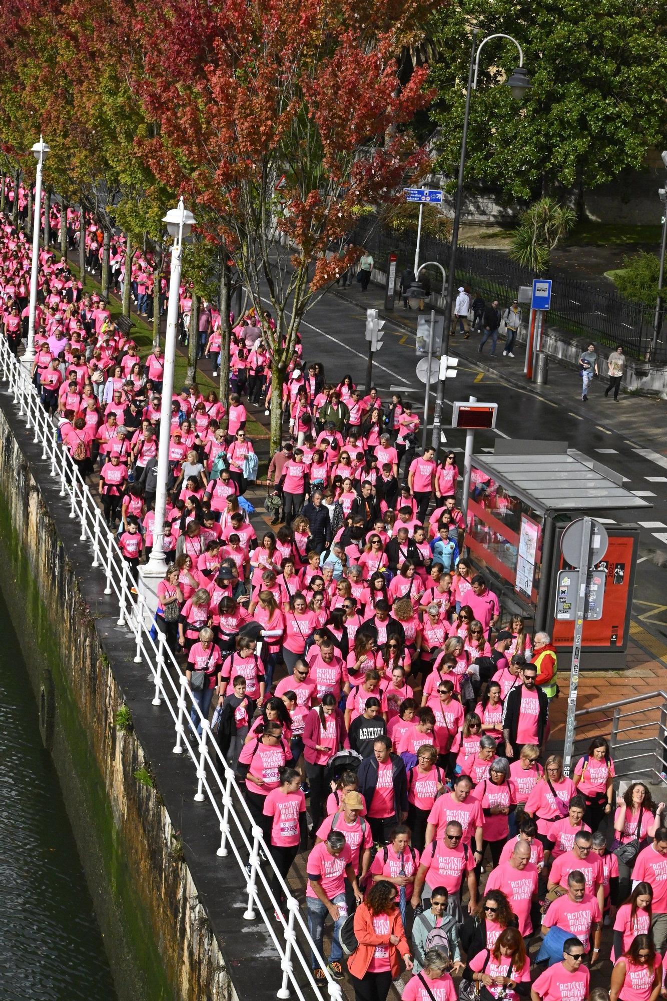 En imágenes: los paraguas tiñen la marea rosa de Bilbao