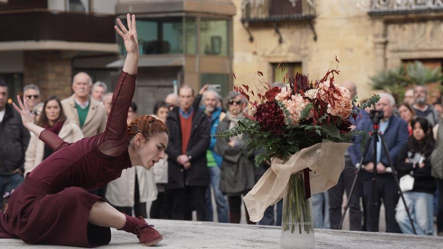 Zarautz recuerda a Yoanna Acedo y arropa a su familia en un acto emotivo