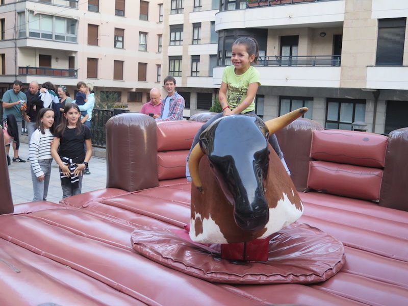 La fiesta de aniversario del bar Eire de Urretxu, en imágenes