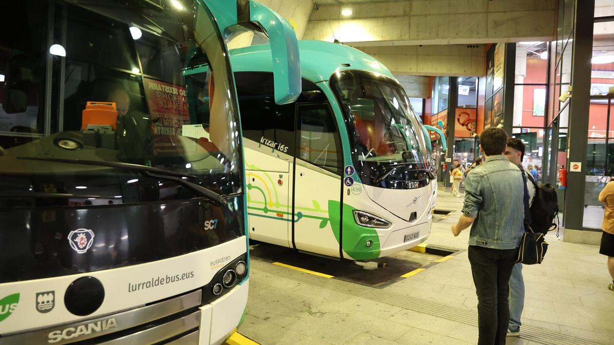 Autobuses estacionados en la estación de Donostia