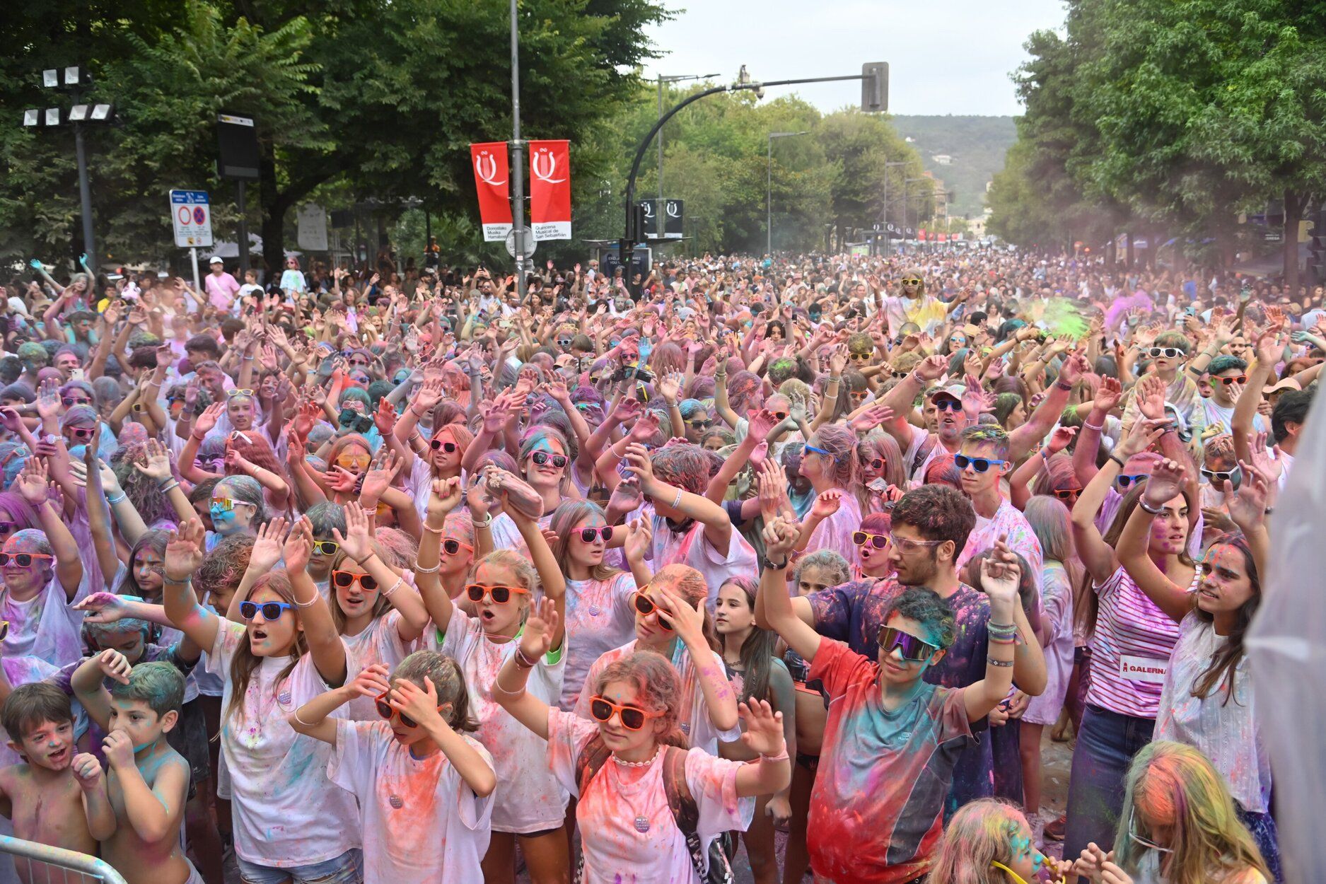 La Holi Fest empapa de color el Boulevard