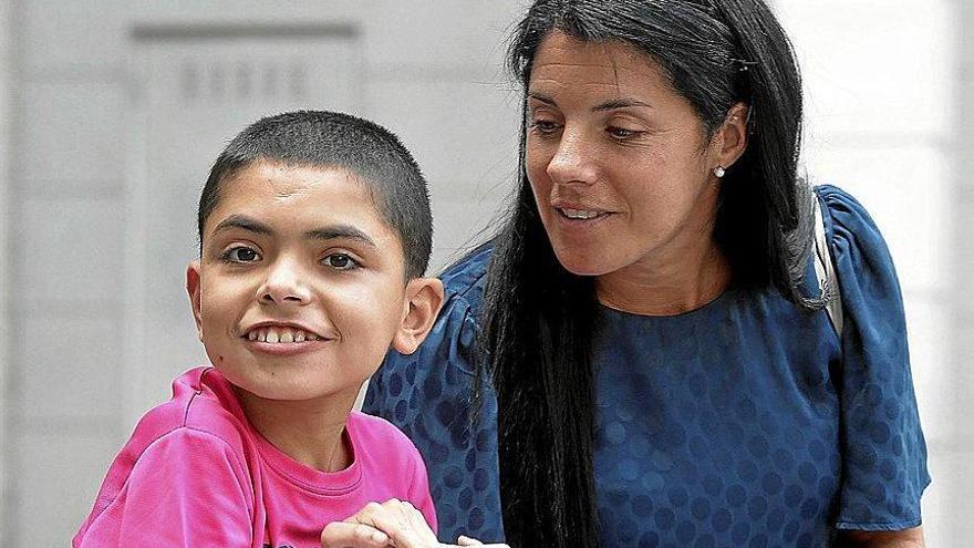 Markel, sonriente, ante la atenta mirada de su madre.