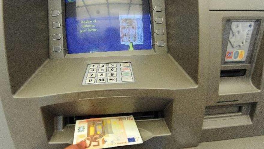 El Banco de España prohíbe cobrar dos comisiones en los cajeros