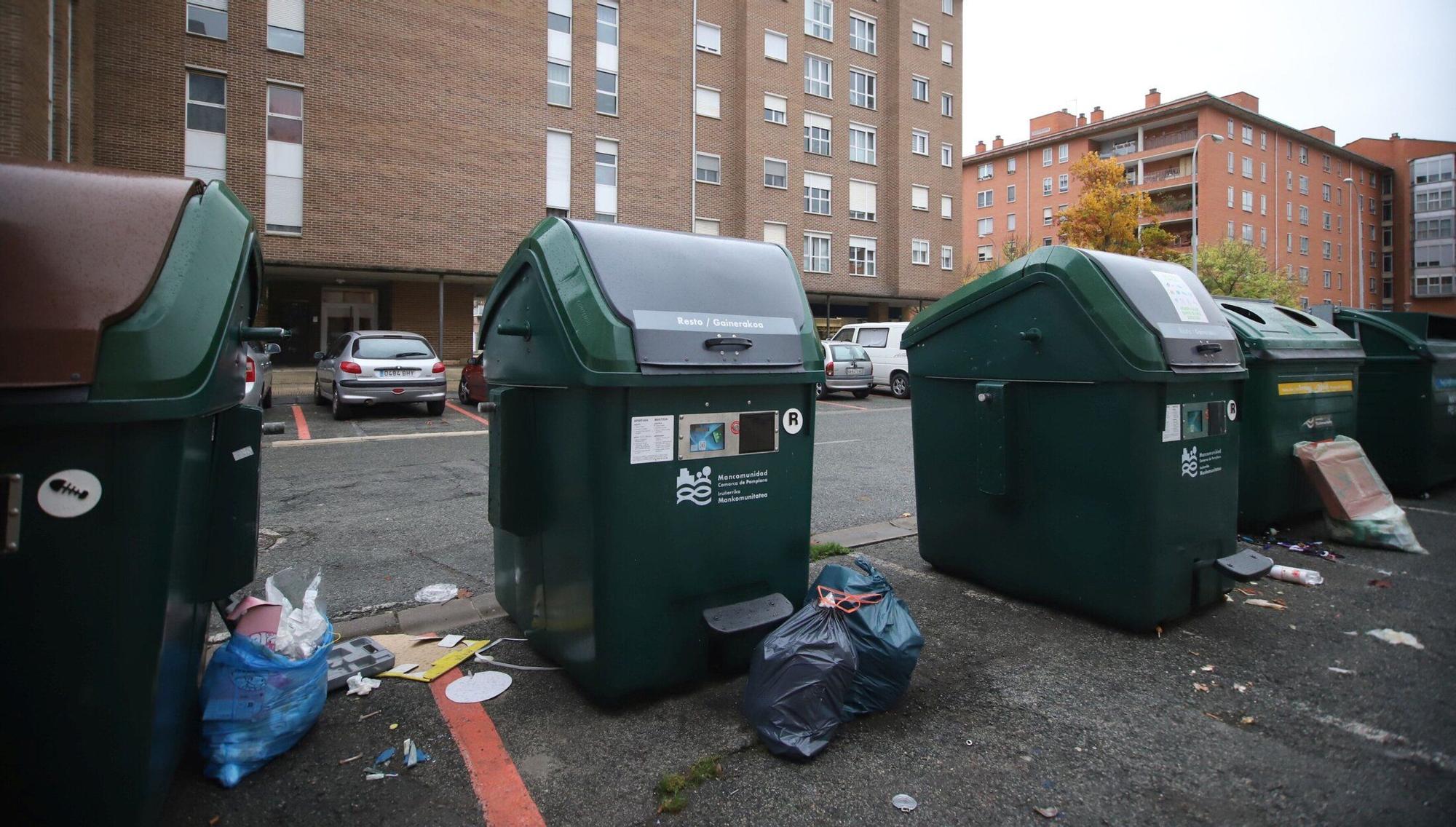 La plaza José María Barandiarán en la Rochapea registra a diario 15 bolsas de media.