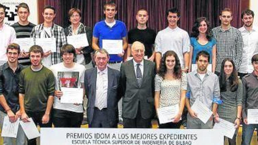 Fernando Querejeta y Enrique Amezua, en medio, junto a los premiados por la ingeniería.