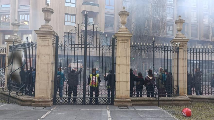 Identificada una persona encadenada a la verja del Parlamento Vasco en una protesta que llamaba la huelga del 17M