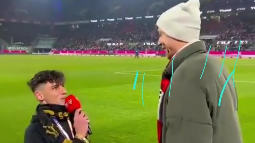 Un árbitro pide matrimonio así a su novio en la previa de un partido de la Liga alemana