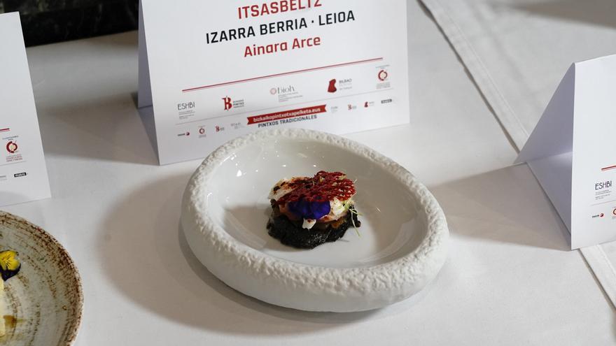 Un pintxo de pulpo, tinta de calamar y cebolla, el mejor de Bizkaia