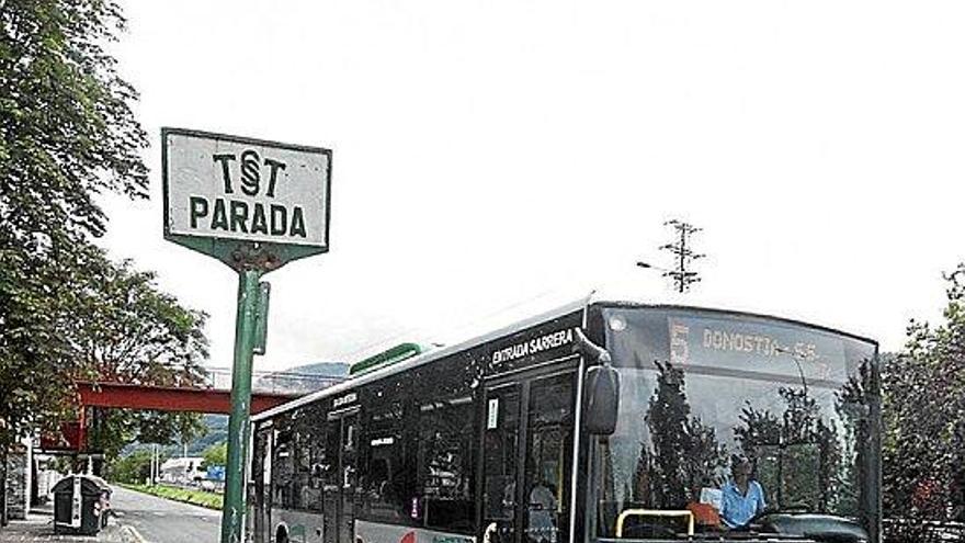 Un autobús de TSST pasa junto a la parada alternativa de Irura.