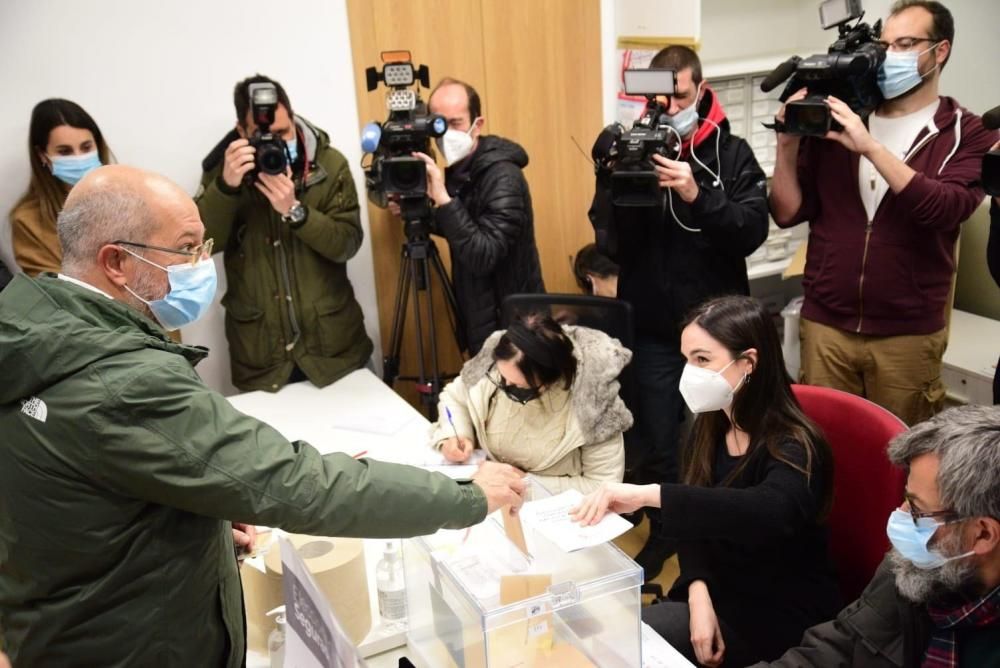 El candidato a la Presidencia de la Junta de Castilla y León por Ciudadanos, Francisco Igea, ejerciendo su derecho al voto en el Centro Hidrográfico de Valladolid