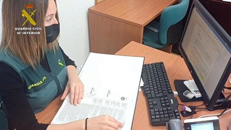 Estafan a una empresa alavesa con un anuncio colocado en el limpiaparabrisas del coche