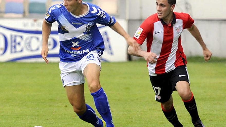 Jurgi Oteo, en una acción ante el Tenerife el pasado junio en Lasesarre.