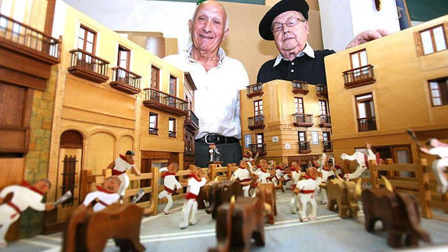 Ángel Martínez y Pedro Garaikoetxea posan junto a la maquerta del encierro a su paso por la calle Estafeta.