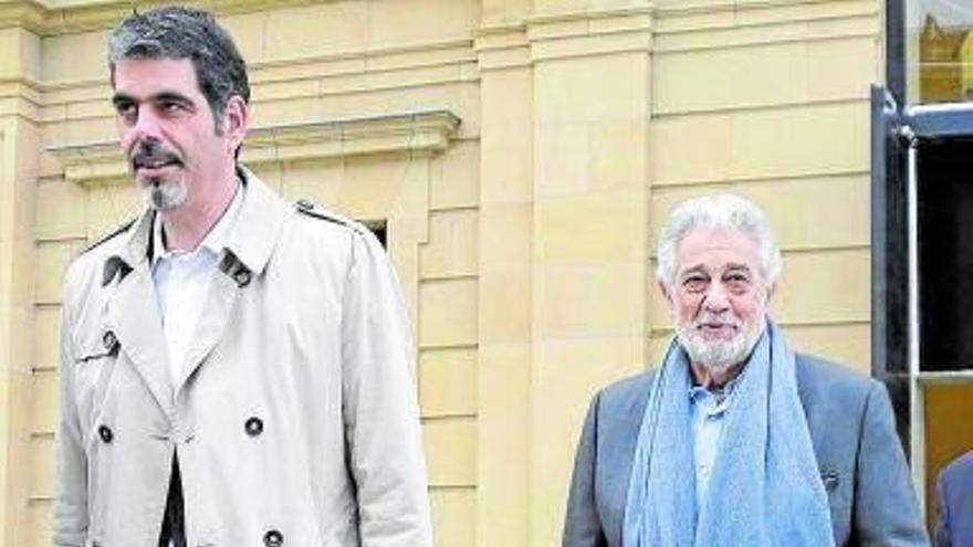 Eneko Goia y Plácido Domingo, ayer en Donostia.