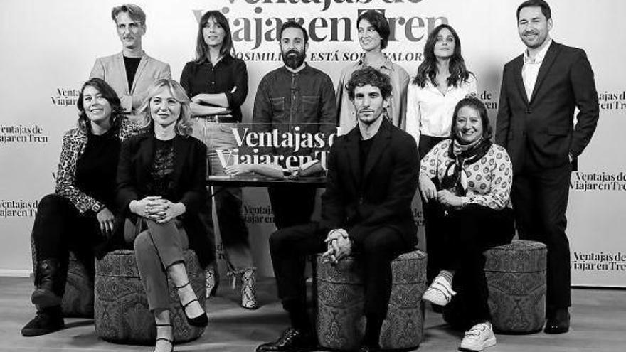 Aritz Moreno, en el centro, junto al elenco de su ópera prima.