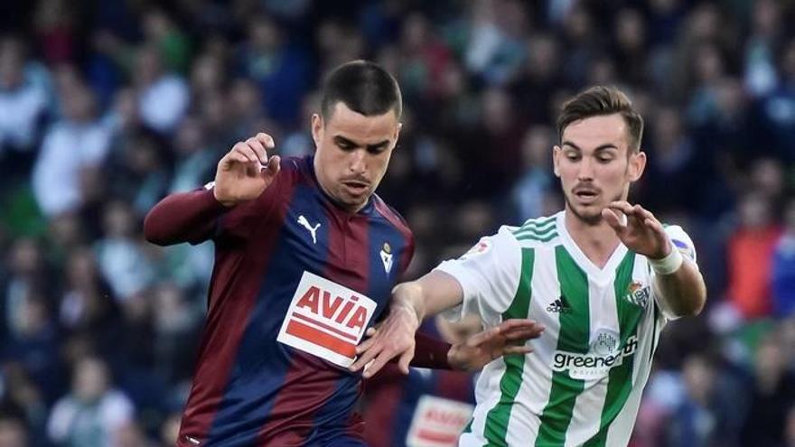El centrocampista del Betis, Fabián Ruiz (d), y el centrocampista del Eibar, Daniel García, disputan un balón