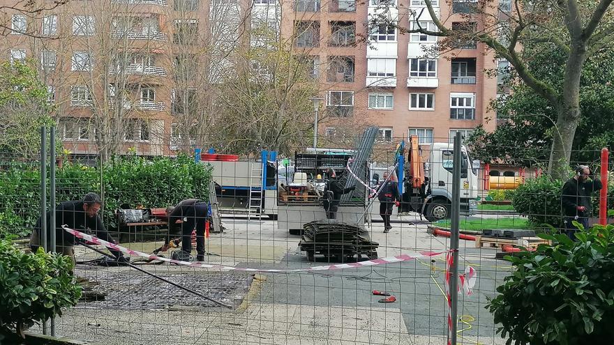 En imágenes: Los nuevos columpios llegan a Gerardo Armesto