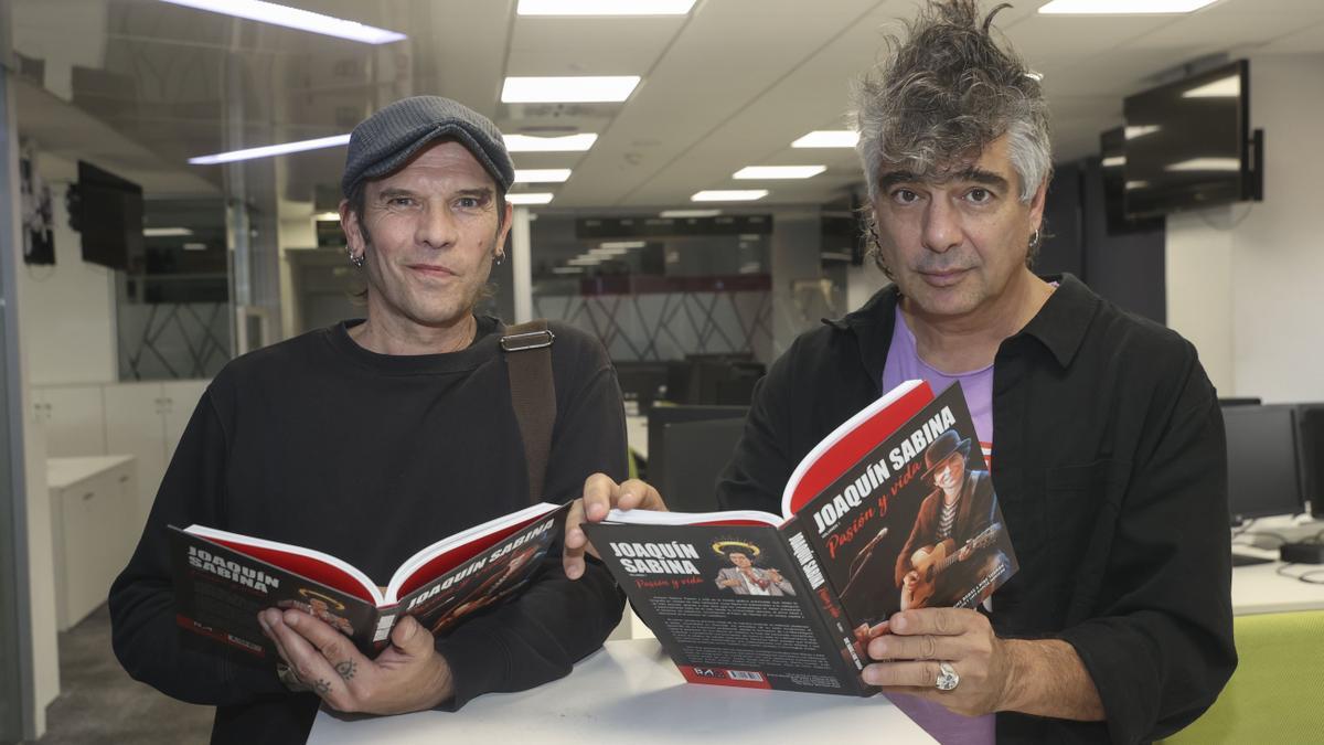 Kike Turrón y Kike Babas con un par de ejemplares de la novela gráfica sobre Joaquín Sabina.