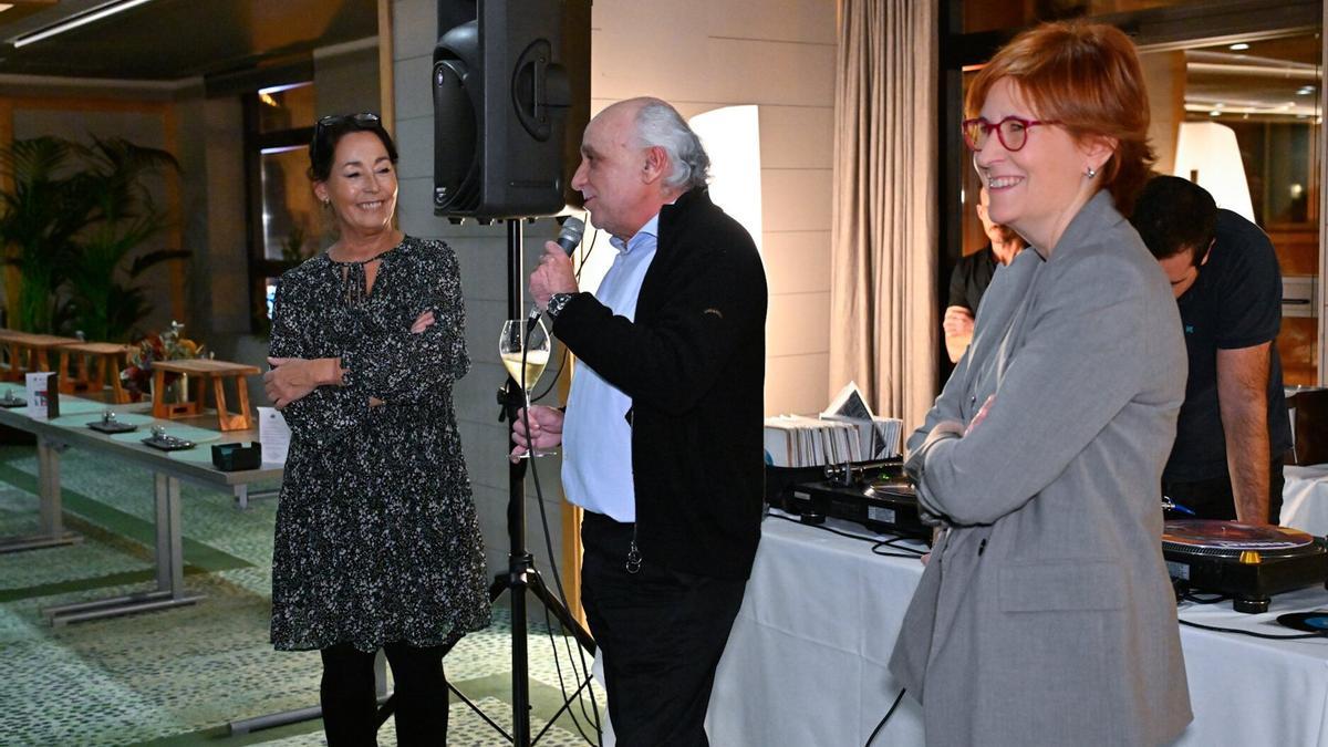 Ana Aurtenetxe, José Féliz Ruiz y Ana Bidaurrazaga dijeron unas palabras.