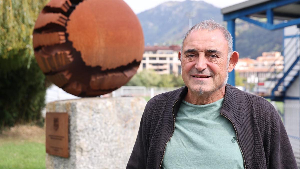 Guillermo del Olmo, junto a una de sus obras en Tolosa.