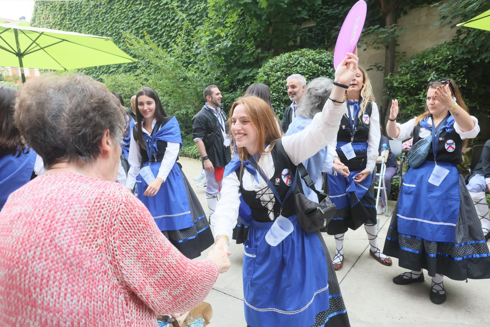 En imágenes: Siberiarrak lleva la fiesta a la residencia de ancianos Albertia Campos