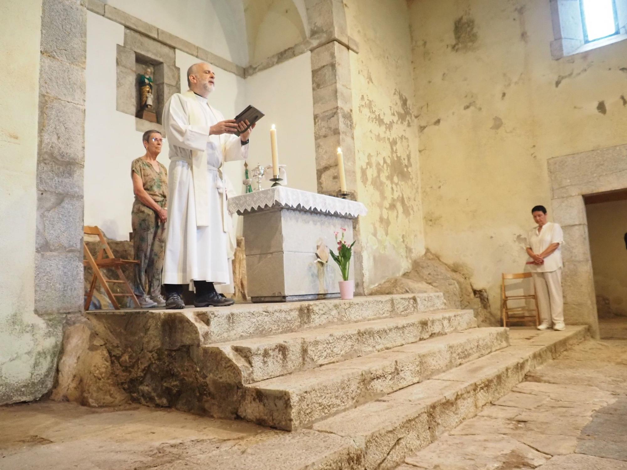 Fiesta en verde y blanco en la ermita de Santa Ana de Mendaro
