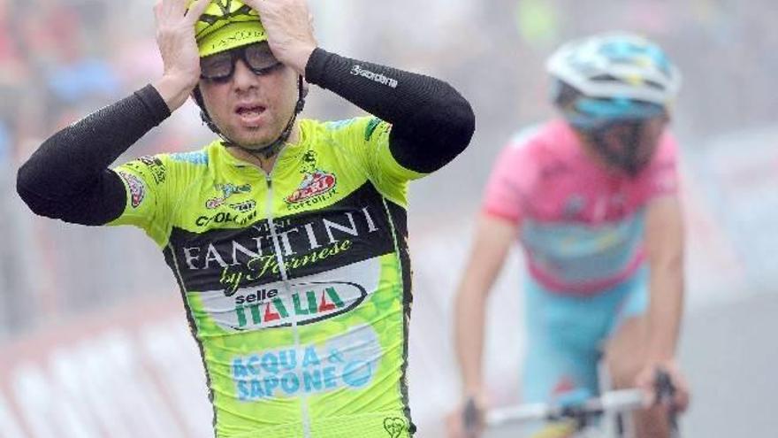 Santambrogio gana bajo la niebla y la nieve, Nibali más líder