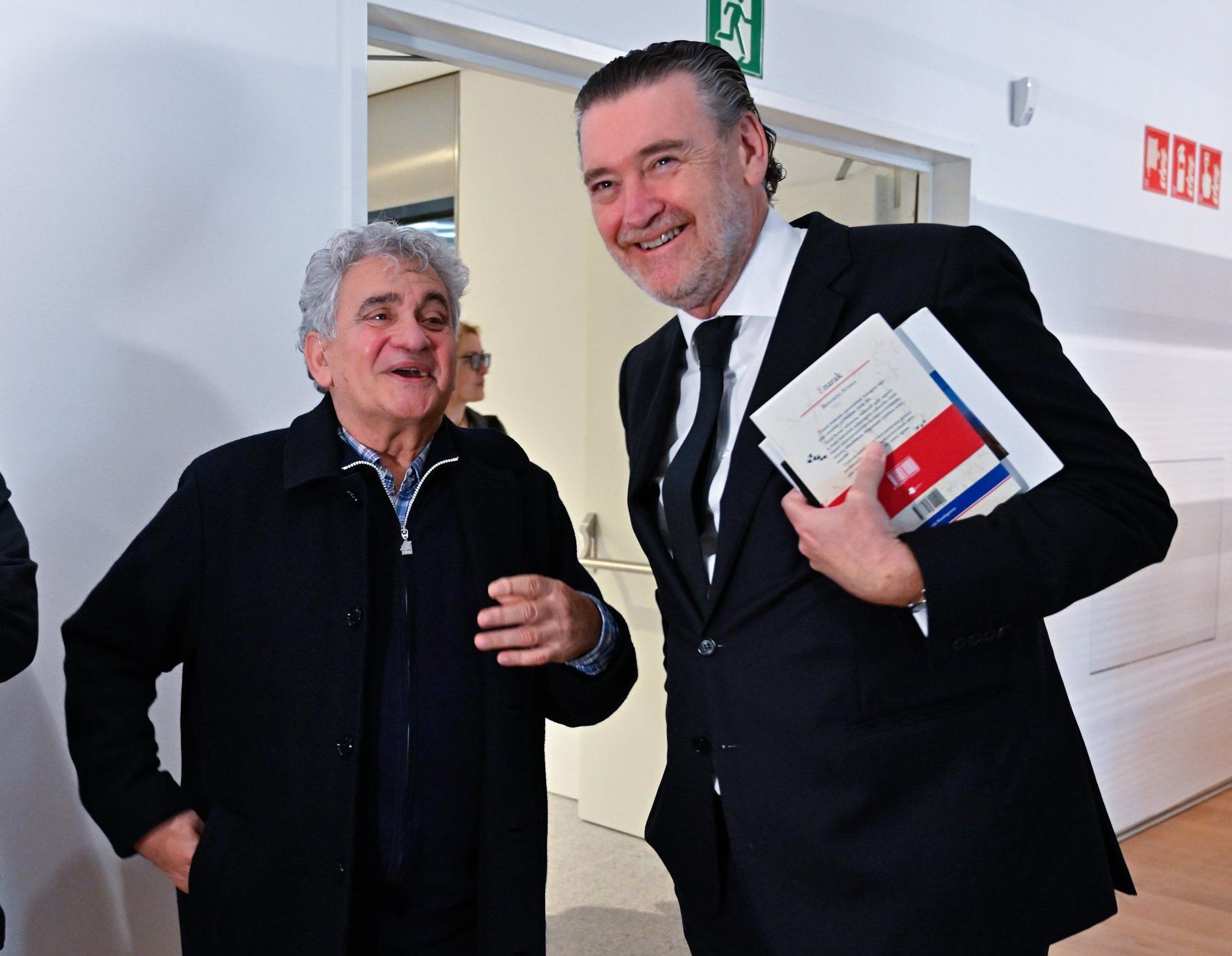 Bernardo Atxaga, junto al director del Bellas Artes Miguel Zugaza, en la presentación del libro.