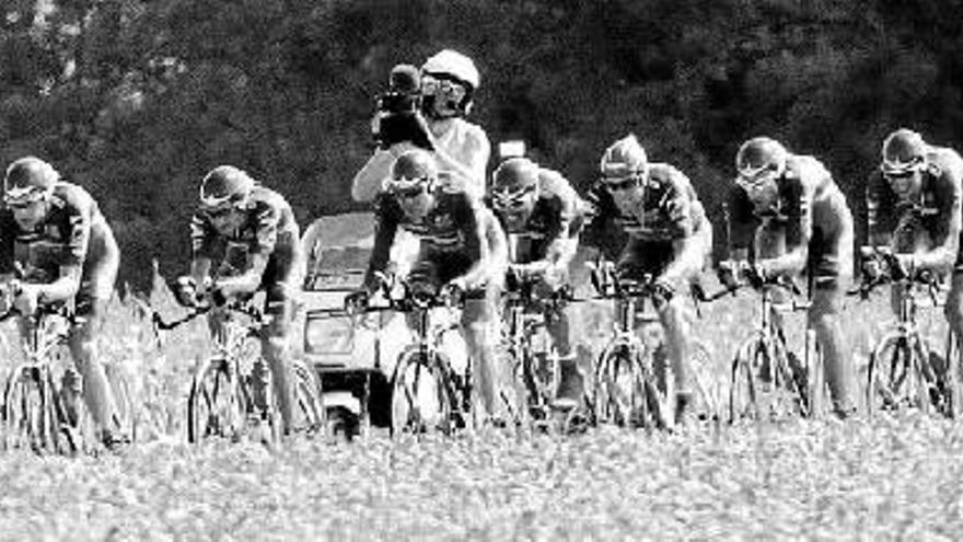 Ciclistas del US Postal, en una contrarreloj por equipos del Tour.