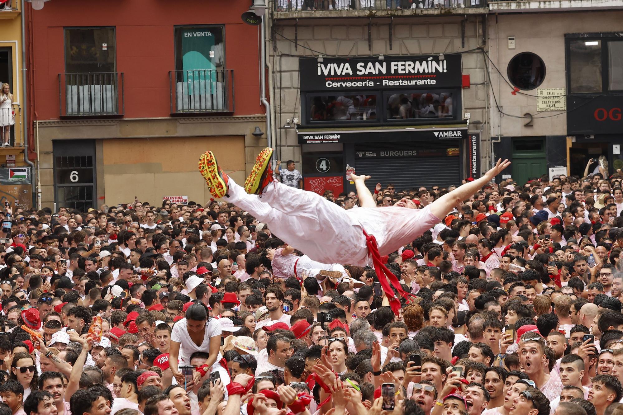 Fotos del  Chupinazo de San Fermín 2025 en Pamplona: ¡La fiesta más internacional se enciende con un grito solidario por Palestina!