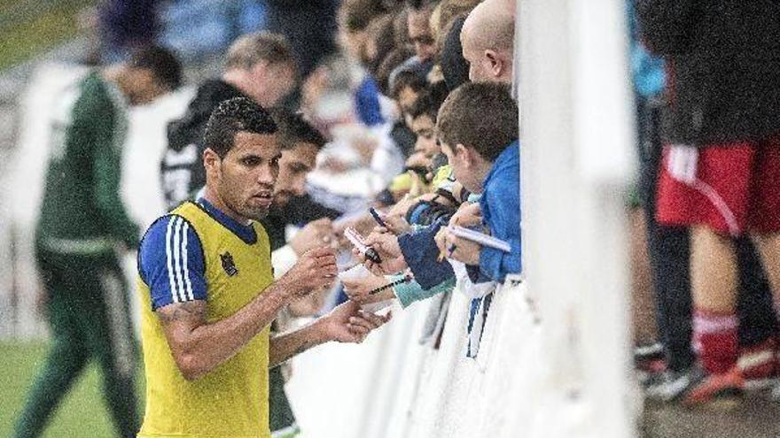 Jonathas firma autógrafos a los aficionados realistas.