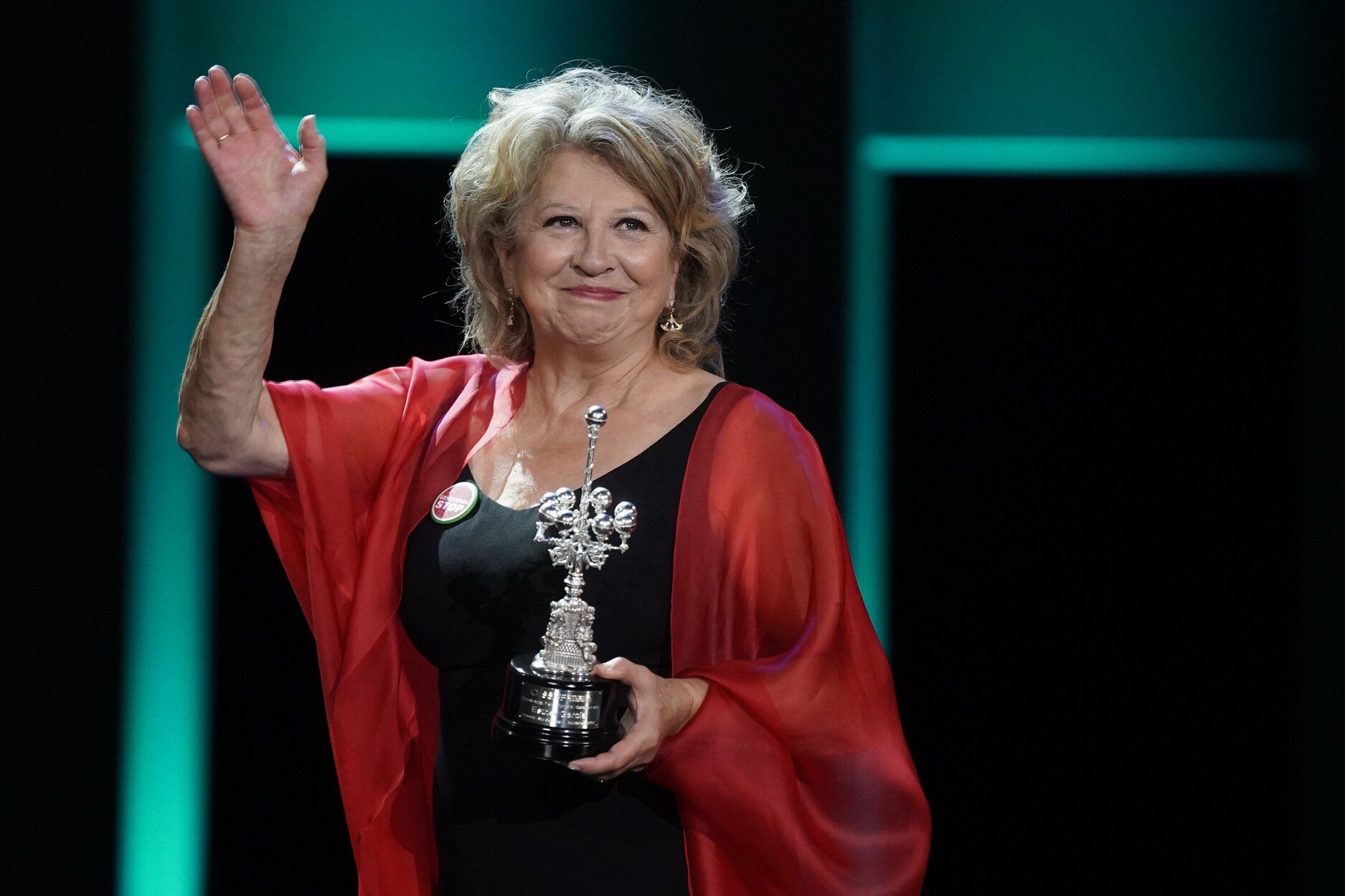 La productora Esther García, con el Premio Donostia