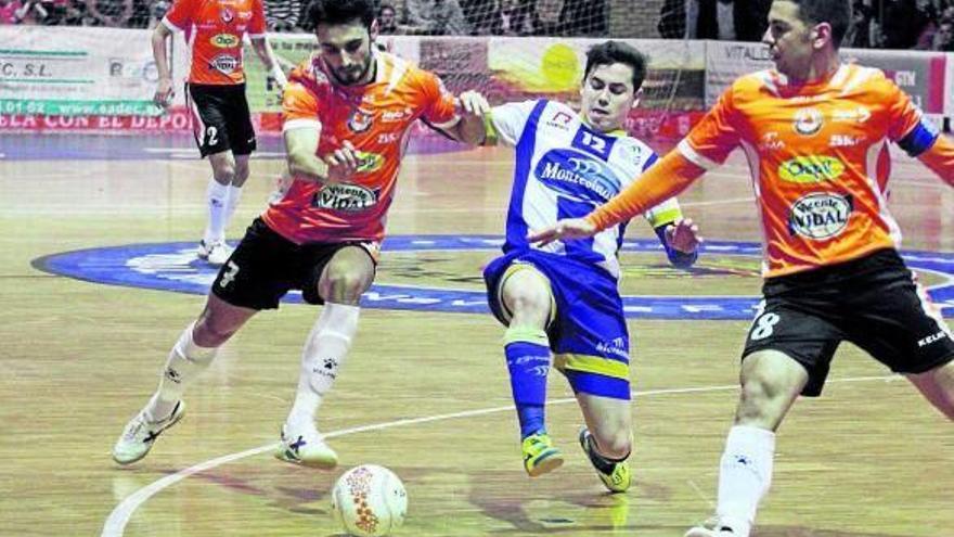 Rubi trata de zafarse de un jugador del Montesinos Jumilla en un lance de la primera parte.