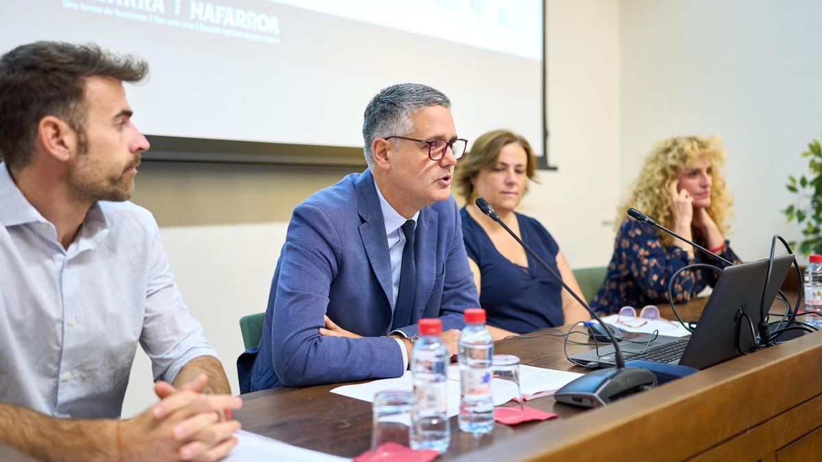 El director gerente de la Fundación Baluarte, Rubén Jauquicoa; el director general de Cultura, Ignacio Apezteguía; la alcaldesa de Estella-Lizarra, Marta Ruiz de Alda; y la directora artística de la SMADE, Raquel Andueza, durante la presentación