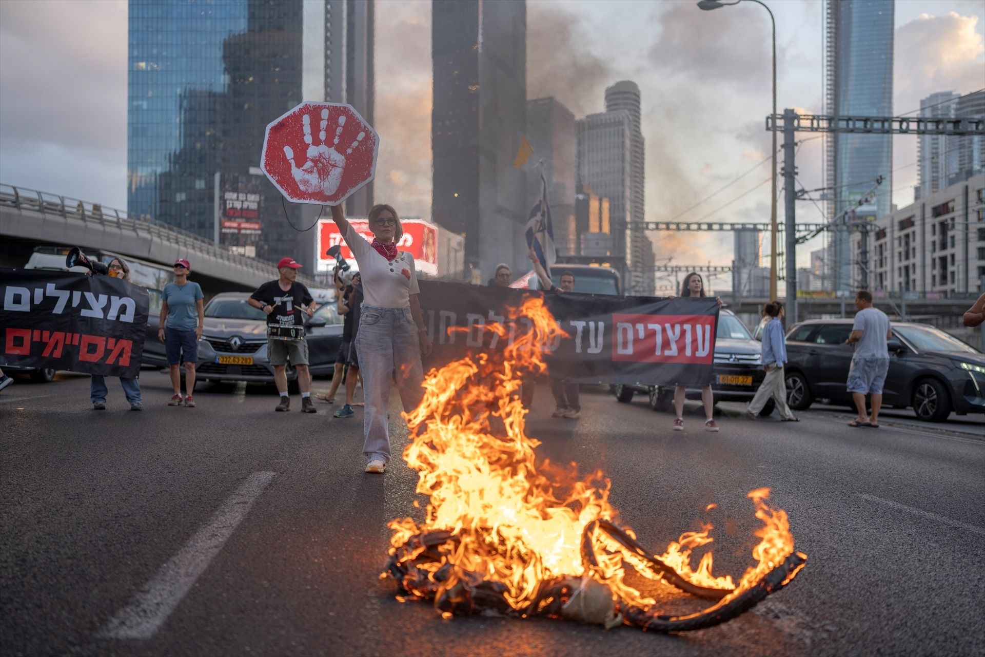 Manifestantes israelíes toman las carreteras para pedir un acuerdo en Gaza