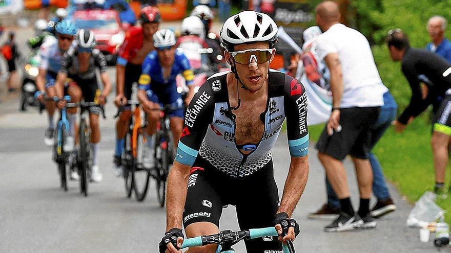 Simon Yates salta del grupo de favoritos en la ascensión final a Alpe di Mera. Foto: Afp