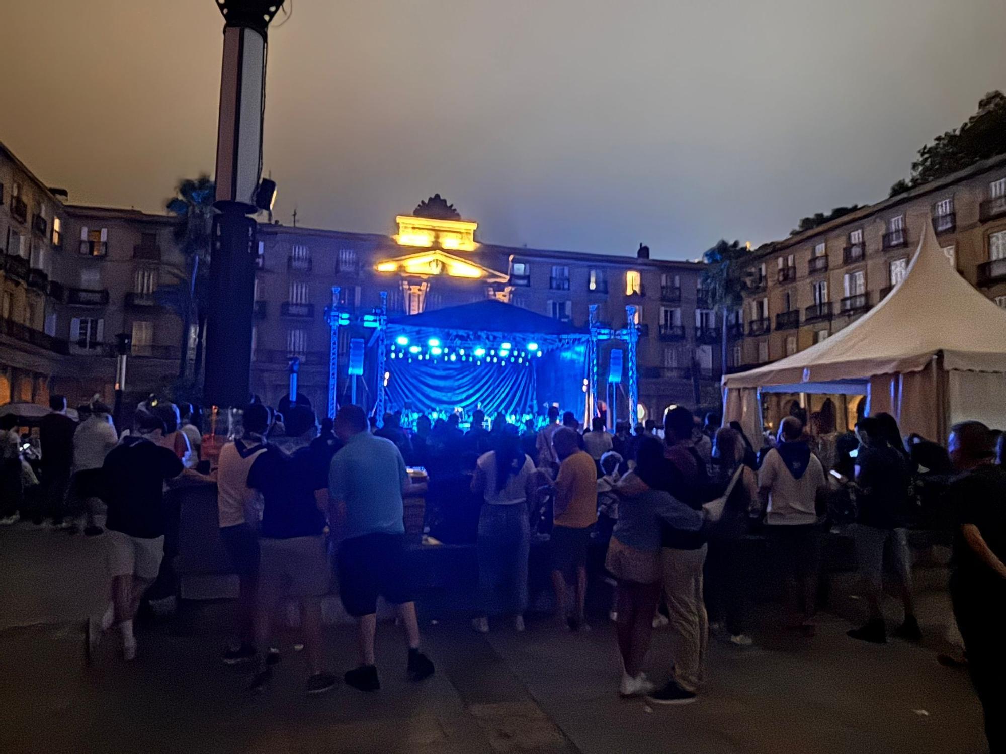 En imágenes: Bilbao se desborda en la primera noche de Aste Nagusia, con Abandoibarra pendiente de estrenar