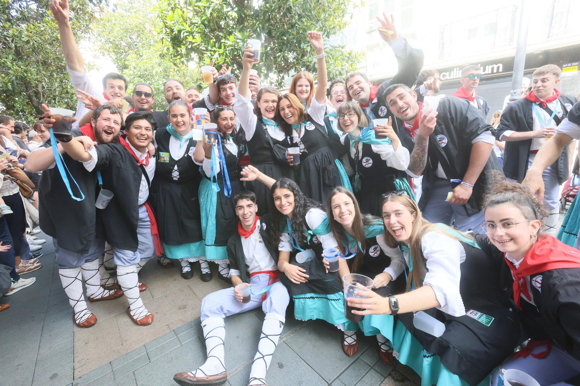 En imágenes: Blusas y neskas desfilan en una kalejira por Santiago