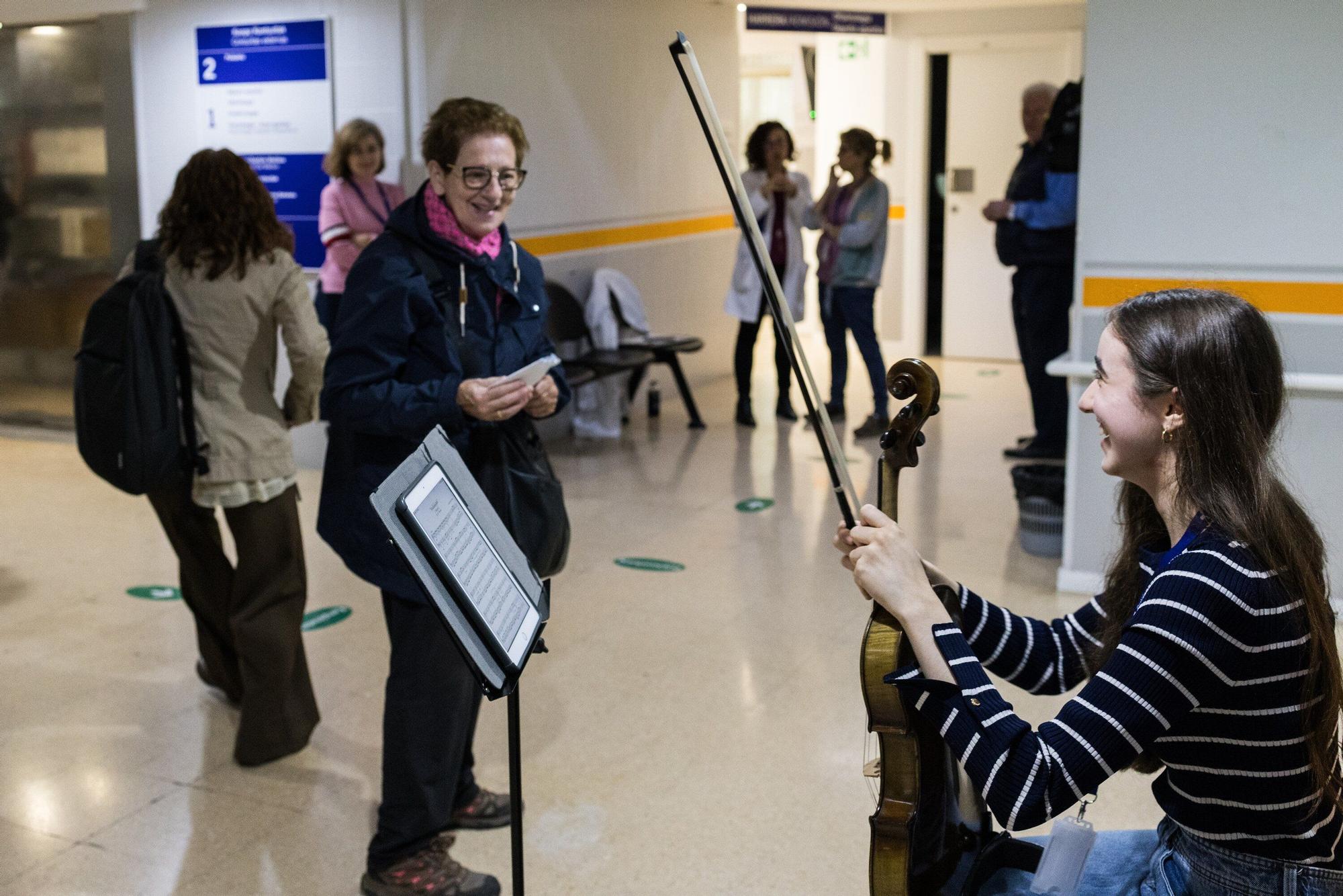 La joven violista se siente agradecida por las muestras de cariño de pacientes, acompañantes y personal sanitario