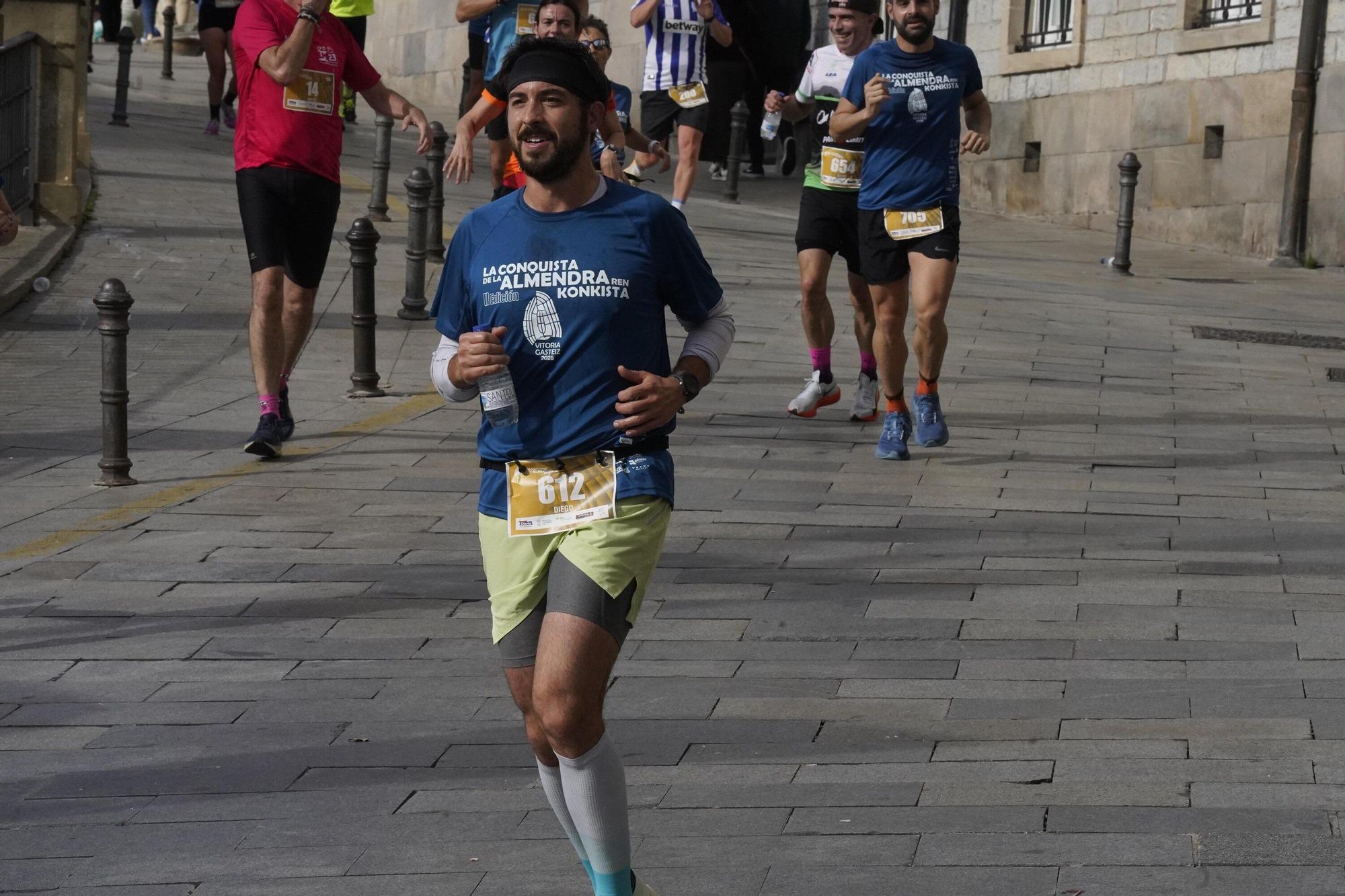 En imágenes: Miles de personas conquistan la Almendra de Gasteiz