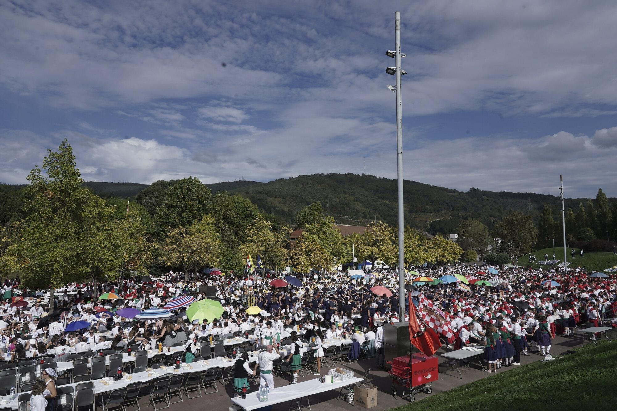 Más de 3.600 personas en la comida de cuadrillas de Basauri: “Es es indescriptible, se nos está yendo de las manos”