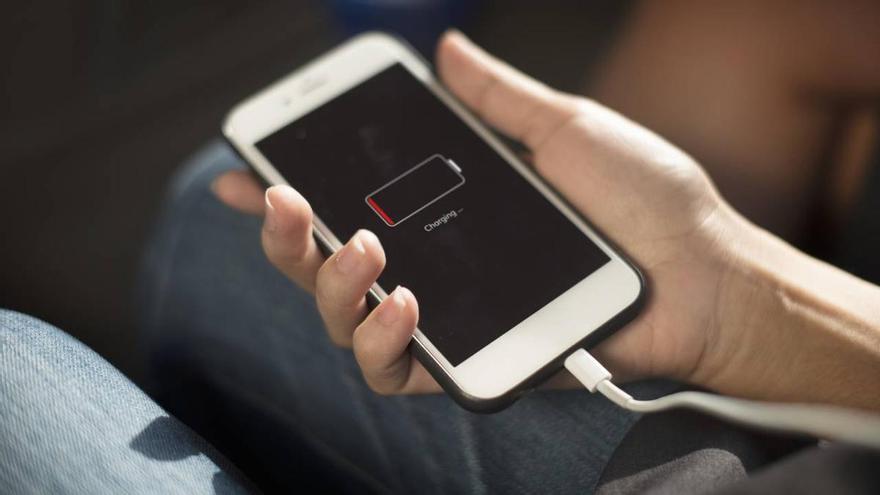 Adiós a quedarte sin batería: Lidl tiene el cargador solar y plegable que no puede faltar en tus escapadas