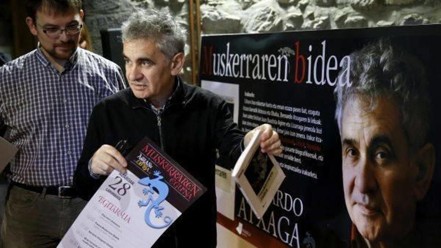 Bernardo Atxaga eta Xabi Paya, atzoko aurkezpenenan.