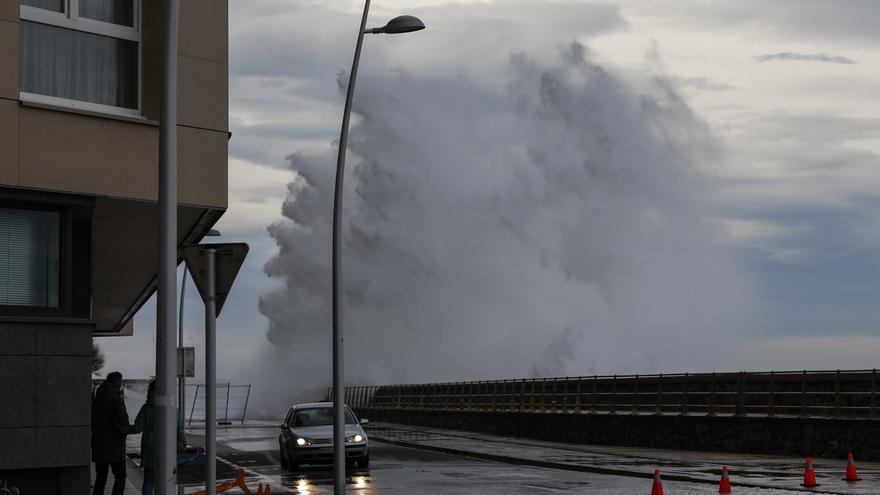El temporal sacude con fuerza la costa donostiarra