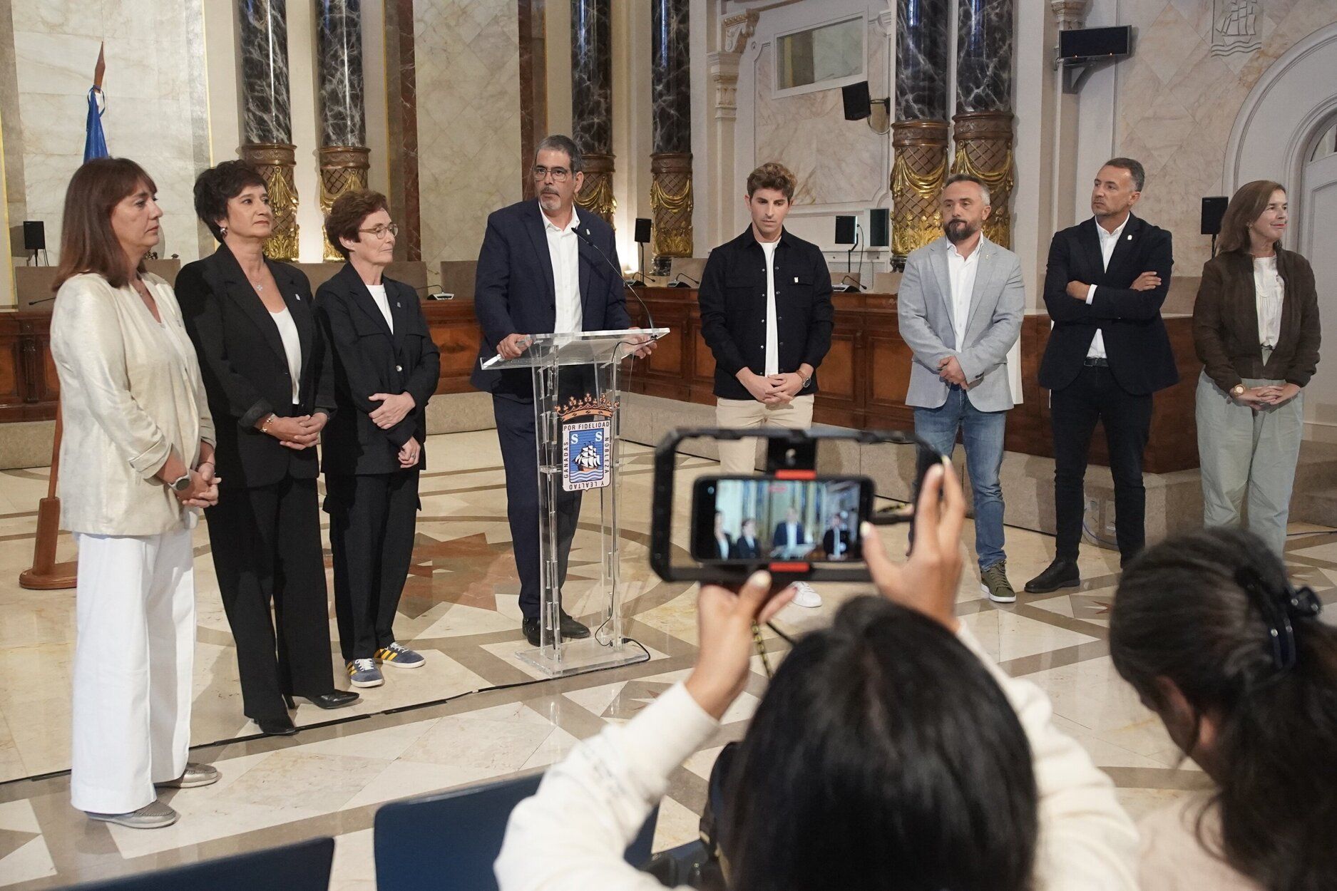 El alcalde de Donostia, Eneko Goia, acompañado de los ediles del PNV, en la comparecencia en la que ha anunciado su adiós
