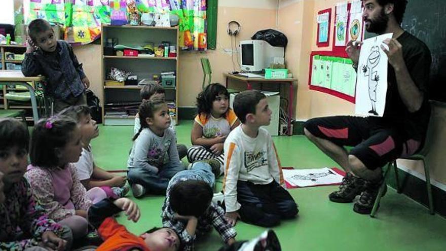 Niños atienden al profesor en una clase.
