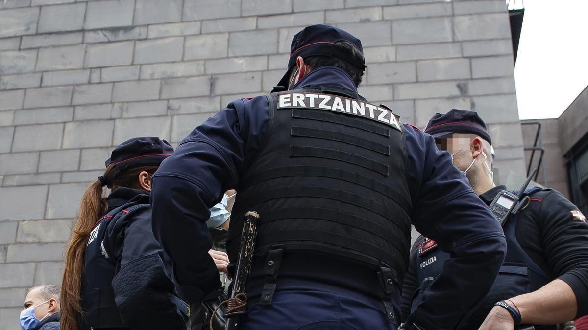 Ertzainas junto  a la Comisaría de la Ertzaintza en Donostia