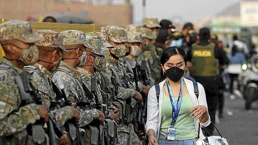 Policías y militares salieron a las calles de Lima. Foto: Efe