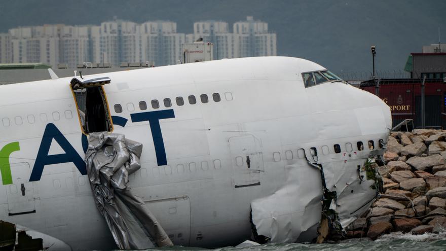 Un Boeing 747-481 de carga pierde el control y cae al mar al aterrizar en Hong Kong